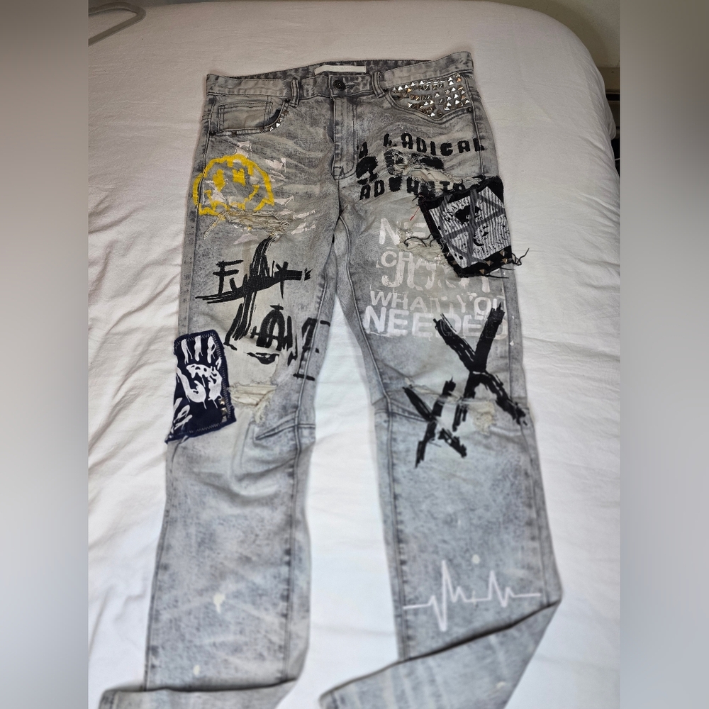 Men's Stylish Gray Jeans with Graphic Details